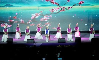 多國藝術團隊共譜青春樂章，舞臺藝術造型點亮新都之夜——記“成都國際友城青年音樂會”